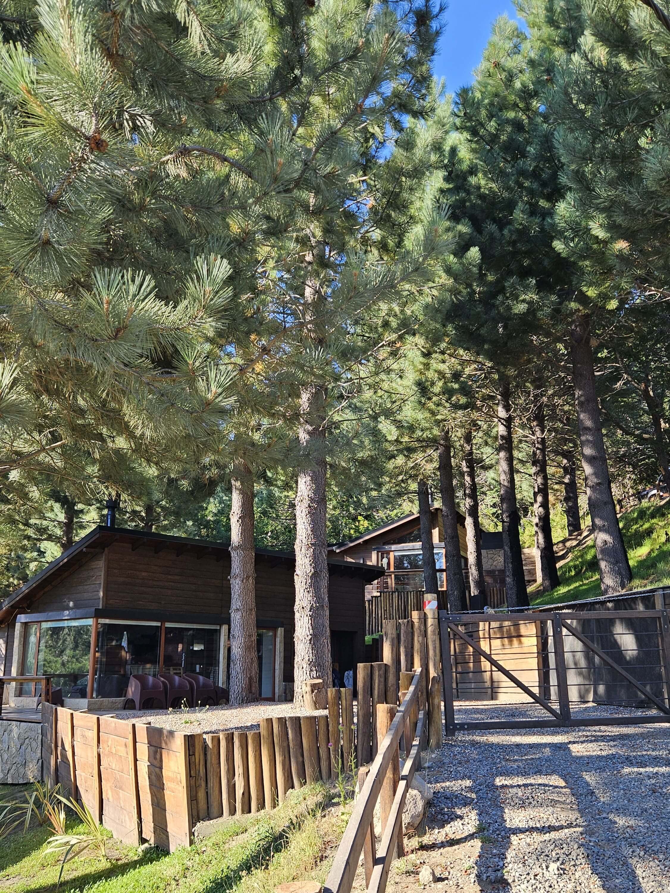 Cabaña con tranquera de acceso