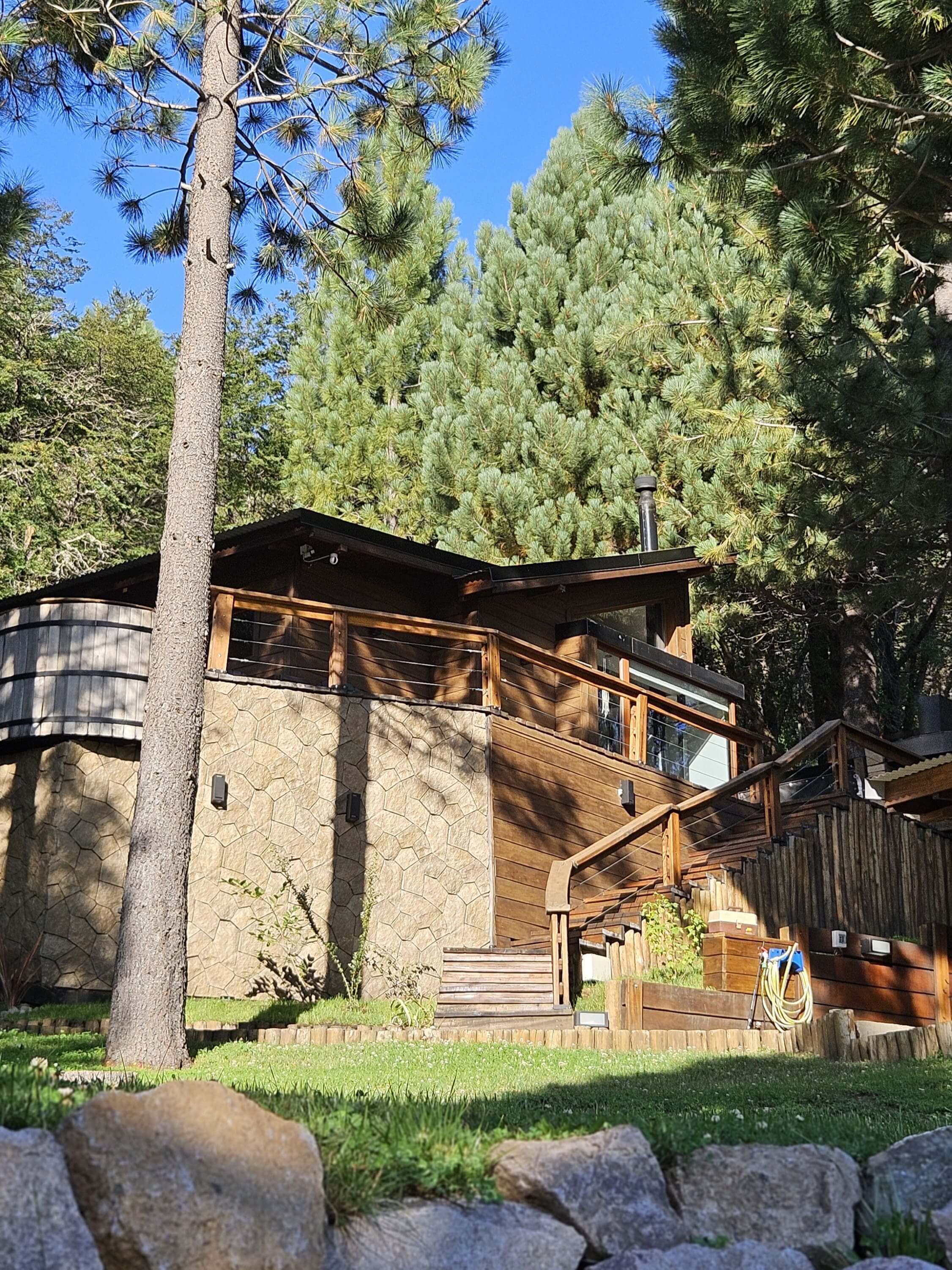 Cabaña rodeada de parque