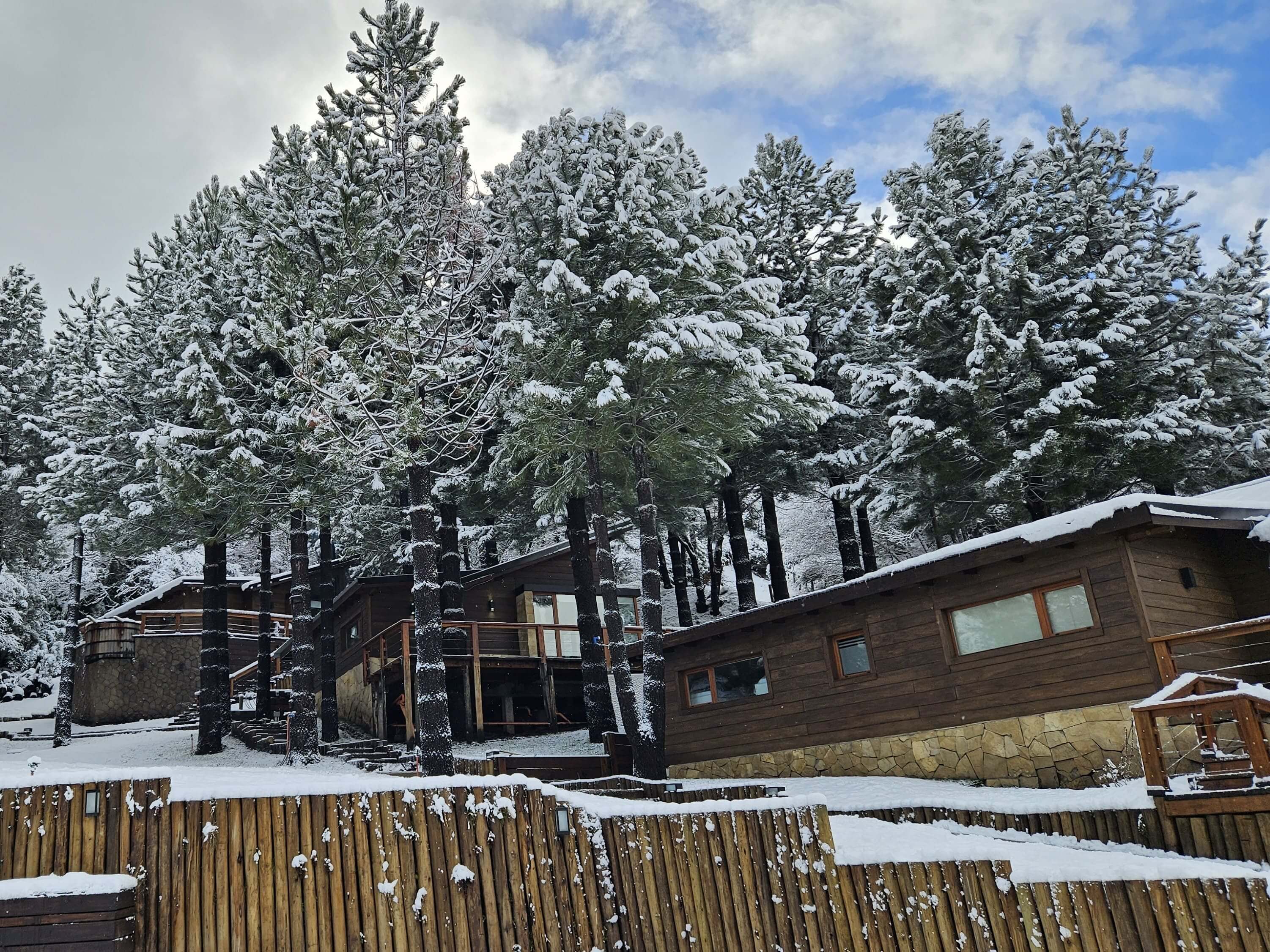 Cabañas nevadas en invierno