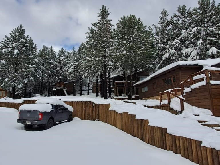 Estacionamiento nevado en invierno