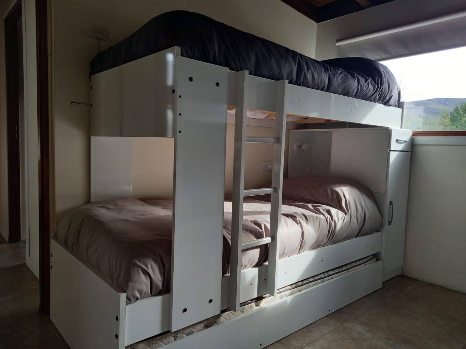 Habitación con dos cuchetas, otro ángulo