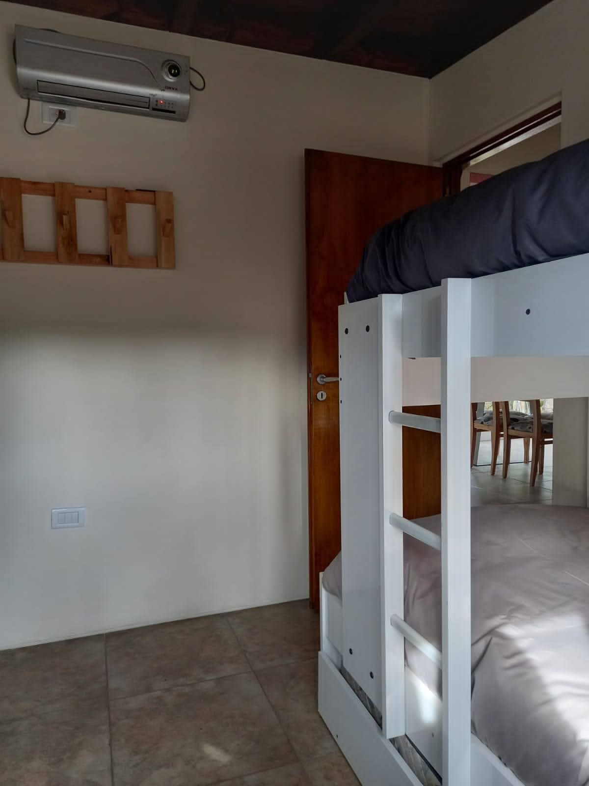 Habitación con dos cuchetas, detalle