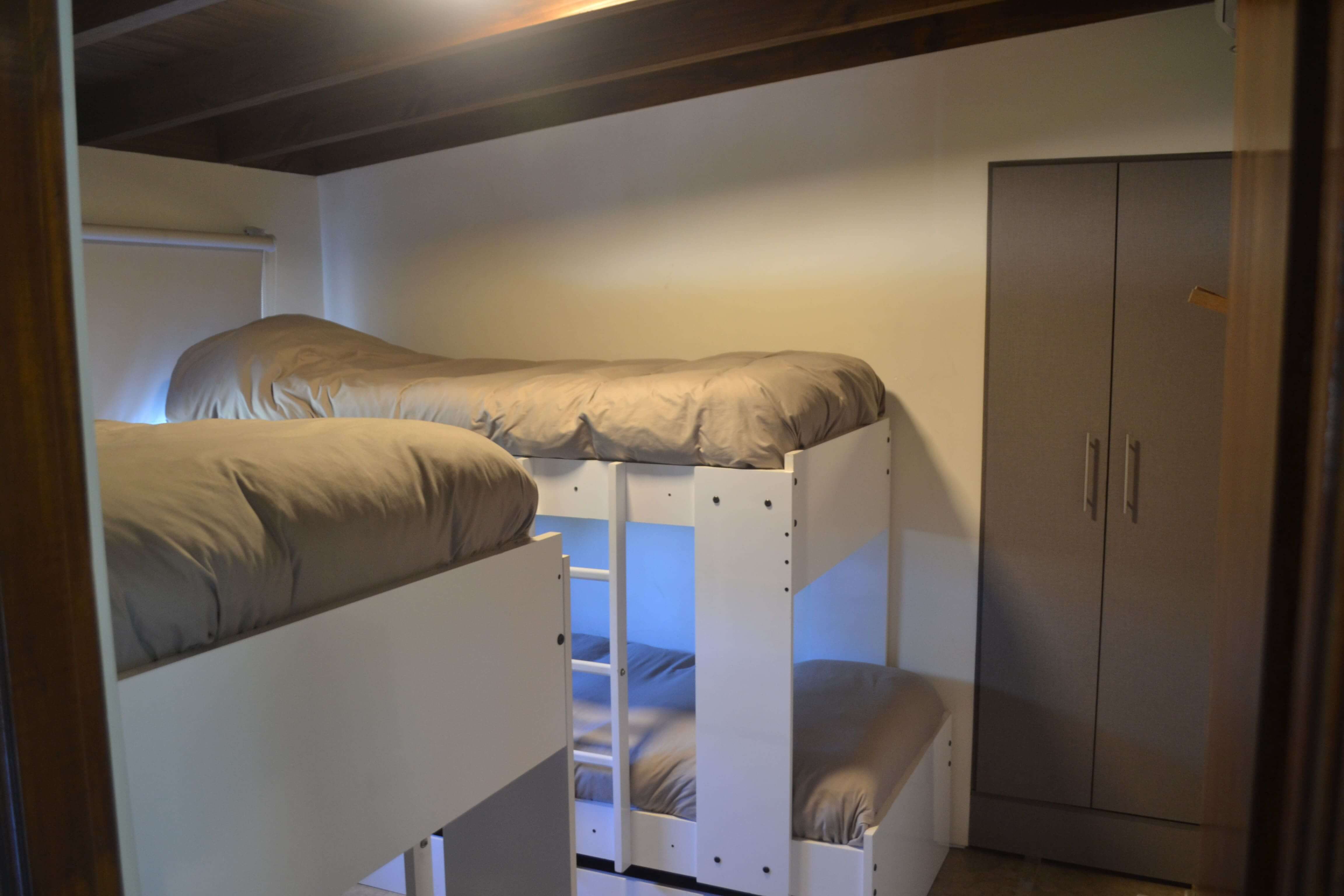 Habitación con dos cuchetas